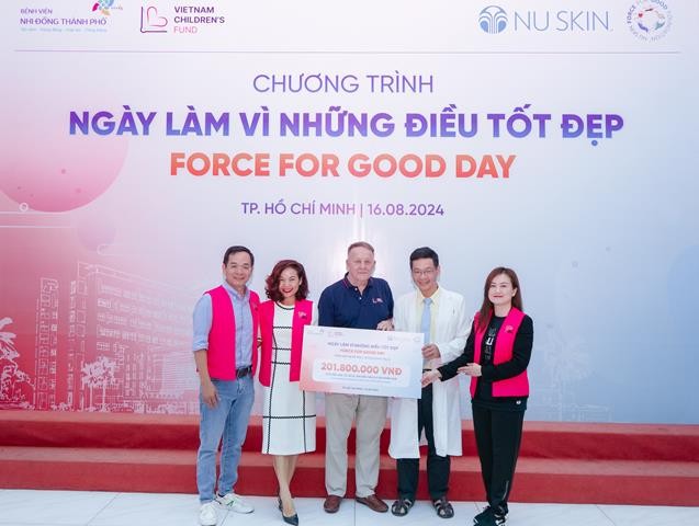 hinh-1-nu-skin-dong-hanh-cung-dnxh-vietnams-children-fund-tai-tro-hon-200-trieu-dong-de-tang-tu-sach-cong-trinh-mai-che-va-200-qua-tang-cho-cac-em-nho-dang-dieu-tri-tai-benh-vien-copy-1723950709.jpg