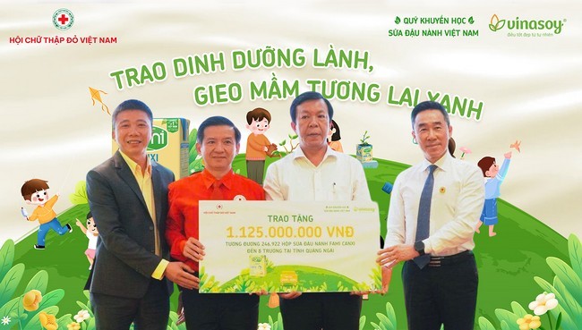 dai-dien-don-vi-thuc-hien-chuong-trinh-sua-dau-nanh-hoc-duong-nam-hoc-2025-2026-trao-kinh-phi-cho-tinh-quang-ngai-1755873888.jpg