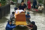 Quảng Trị: Một xã có 570 nhà bị ngập lụt, dân phải dùng ghe đưa quan tài đến nơi cao ráo
