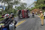 Xe đầu kéo lật trên đèo Măng Đen, Quốc lộ 24 ách tắc