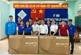 Đoàn thanh niên Báo Người Lao Động và TCL tặng trường học Khánh Hòa 50 tivi
