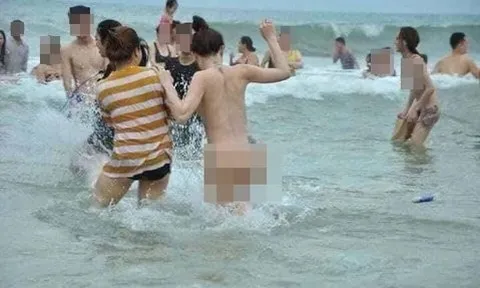 Nữ du khách “khỏa thân” tắm biển giữa đông người không phải ở Sầm Sơn