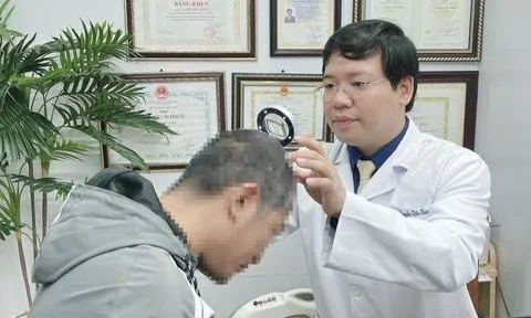 Đi khám vì rụng tóc, chàng trai sững sờ khi bác sĩ báo nguyên nhân
