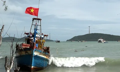 Kịp thời cứu kéo tàu cá tỉnh Kiên Giang ra khỏi nơi mắc cạn