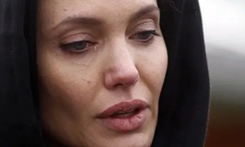 Angelina Jolie suy sụp