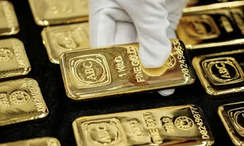 Giá vàng cầm cự mốc 3.300 USD/oz khi đồng USD hồi phục