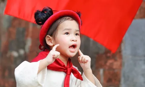 Mới 2 tuổi, con gái Á hậu Trúc Ny đã sử dụng song ngữ Anh - Việt, bập bẹ nói tiếng Trung