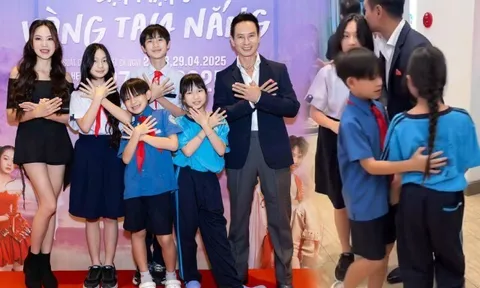 4 con Lý Hải tan học chưa kịp thay đồng phục liền đi dự sự kiện, quý tử út tinh tế che tên trường giúp chị