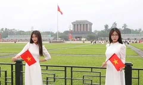 Dậy từ 4h để ghé thăm Lăng Bác trước ngày đại lễ 30/4: Tưởng là sớm, ai ngờ đã thấy "biển" người cũng đến cùng giờ!