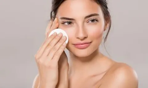 Tẩy trang đúng cách làm sạch da, ngừa mụn