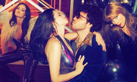 Selena Gomez tiệc tùng đón tuổi 33: Lên đồ sexy hôn bạn trai tình tứ, 'chị em nối khố' Taylor Swift cũng đến "quẩy" chung
