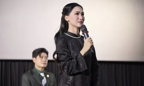 Hoà Minzy nghẹn ngào trong họp báo MV “Nỗi đau giữa hoà bình”: “Sao hôm nay ông nằm ở đấy chẳng nói với em câu nào”