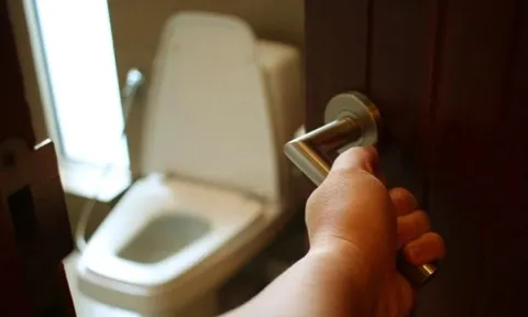 Thấy những dấu hiệu này khi đi tiểu, có thể thận của bạn đang 'kêu cứu'