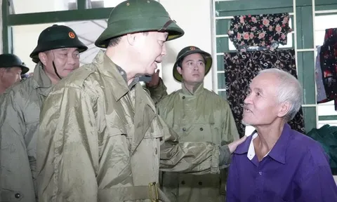Thủ tướng: Chuẩn bị lực lượng, trực thăng sơ tán dân khỏi vùng nguy hiểm trong bão số 5