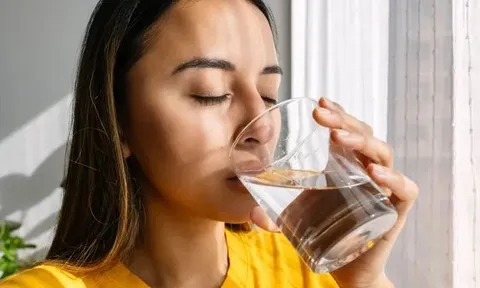 Kiểu uống nước mà tiểu đường, bệnh tim ‘rất thích’: Nếu có cần sửa ngay