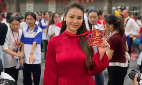 Thu Trang, Hồng Diễm rạng rỡ tham gia diễu hành A80