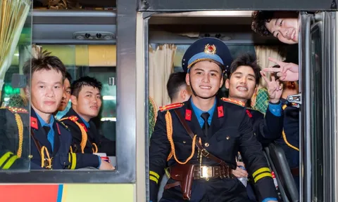 VIDEO: Khoảnh khắc đáng yêu mà bộ đội và người dân dành cho nhau tại điểm tập kết tối Sơ duyệt A80