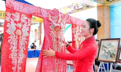 NTK Cao Thu Vân mang áo dài thêu tay đến Triển lãm 80 năm thành tựu đất nước