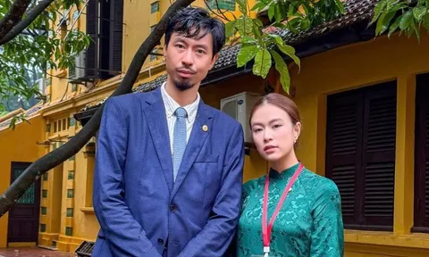 Không để ý camera, Hoàng Thuỳ Linh và Đen Vâu có 1 hành động thể hiện rõ tình cảm!