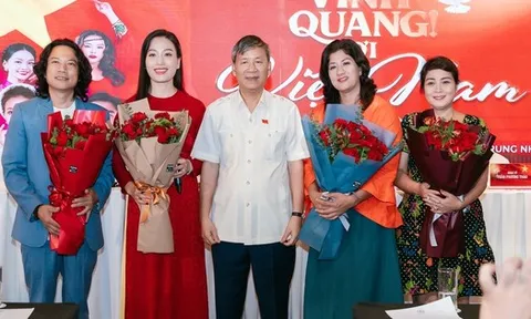 Hơn 30 ca sĩ hát trong MV "Vinh quang, ơi Việt Nam!" của Anh hùng Lao động Nguyễn Anh Trí