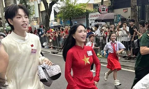 Hòa Minzy "khoe thể lực" trong buổi tổng duyệt diễu binh nhưng đôi guốc trên tay Đức Phúc mới là tâm điểm