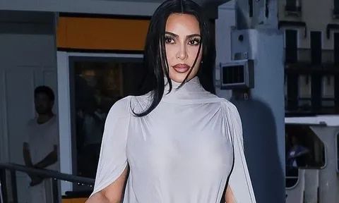 Kim Kardashian mặc đầm kỳ quặc