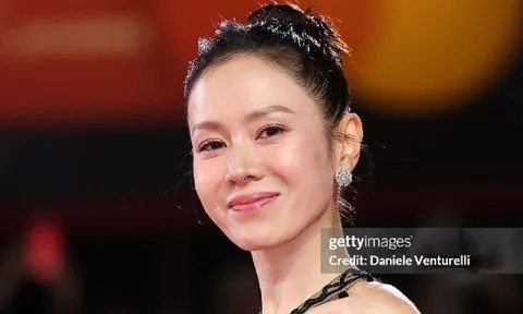 Son Ye Jin đổ bộ thảm đỏ LHP Venice: Visual bị "ống kính tử thần" dìm thê thảm, clip cam thường có gây thất vọng?
