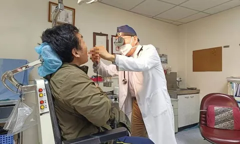 Phát hiện 2 bệnh ung thư cùng lúc nhờ khám đau họng, người đàn ông bị bác sĩ mắng vì 2 thói quen “tử thần”