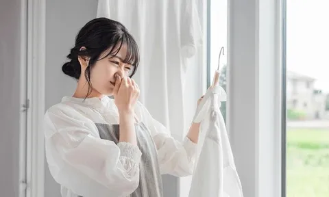 Chuyên gia độc chất CẢNH BÁO 5 sai lầm khi phơi quần áo trong nhà ngày mưa bão "mời gọi" vi khuẩn, bệnh tật