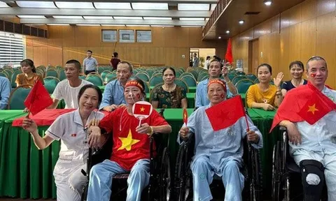 Bệnh nhân ngồi xe lăn, đeo dây truyền háo hức xem trực tiếp lễ diễu binh