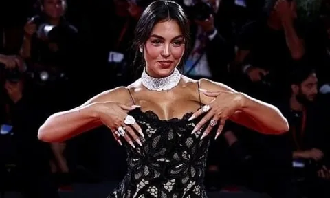 Vợ sắp cưới của Ronaldo khoe nhẫn kim cương ở LHP Venice