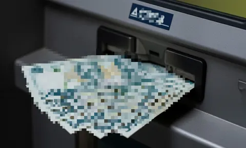 Tìm chủ nhân số tiền lớn chưa kịp lấy ở khe rút tiền cây ATM