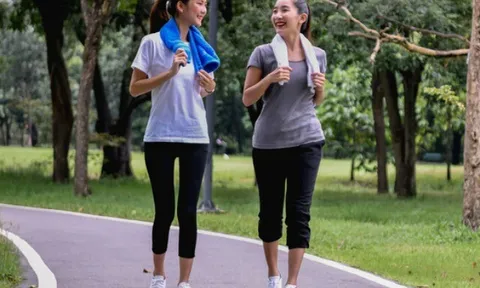 8 cách đi bộ đốt mỡ khiến hội chị em mê mẩn vì quá dễ áp dụng, có 1 kiểu ngược đời nhưng đốt calo cao hơn bình thường