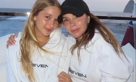 Harper Beckham ngày càng giống mẹ