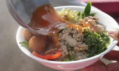 Vua đầu bếp Anh khám phá món ăn Việt Nam, nếm thử 1 thìa đã thốt lên: "Ngon quá… Tôi thích nó!"
