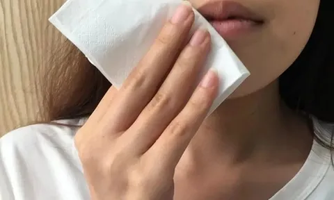 Phát hiện giấy ăn tại 1 quán ăn đắt khách chứa chất cấm gây ung thư, rối loạn nội tiết