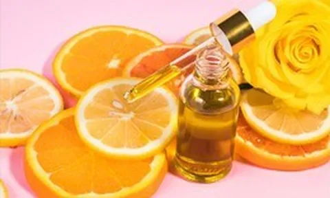Bôi serum vitamin C buổi sáng có bị bắt nắng không?
