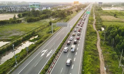 Từ hôm nay, xe khách trên 29 chỗ, xe tải trên 7,5 tấn không đi vào làn 1 ở cao tốc