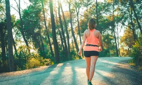 6 kiểu đi bộ giúp xương chắc khỏe hơn cả dùng thuốc bổ sau tuổi 45