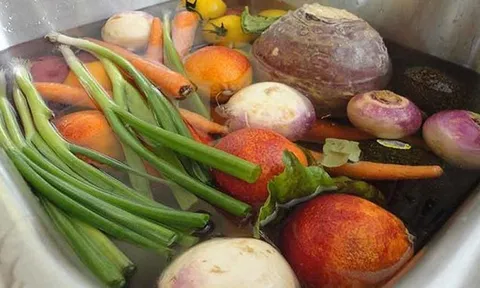6 loại rau củ không cần dùng thuốc trừ sâu vẫn lớn, người bán hàng còn yên tâm để lại ăn, nhà bạn đã mua đúng chưa?