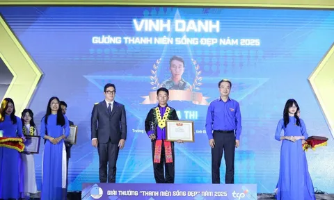 Trưởng bản Mùa A Thi cứu 90 người thoát lũ dữ nhận giải thưởng "Thanh niên sống đẹp"