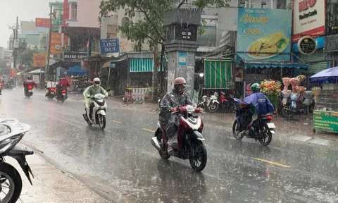 Trời TP HCM tối sầm, nhiều nơi mưa mù mịt