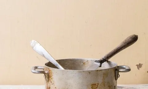 Vì sao không nên nấu ăn bằng nồi nhôm quá lâu năm?