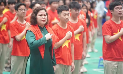 Nữ hiệu trưởng bỏ tiền túi thưởng học sinh đạt giải đi nước ngoài 3