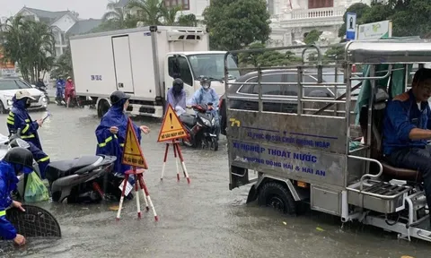 VIDEO: Mưa lớn kéo dài, nhiều tuyến phố ở Hải Phòng ngập sâu