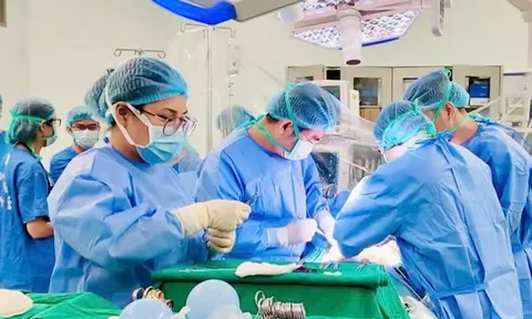 Mẹ quyết hiến gan cứu con dù bất đồng nhóm máu 0
