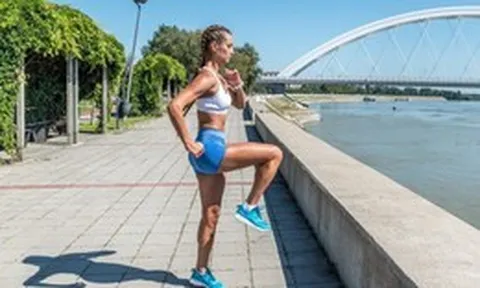 Bài tập đứng 12 phút giúp tăng cường sức mạnh cốt lõi tốt hơn plank