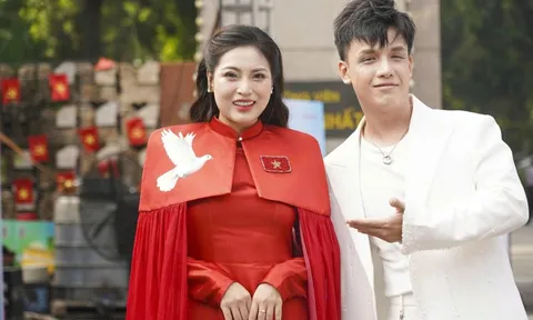 Vợ chồng ca sĩ Việt Sơn - Hồng Hạnh cùng xuất hiện, hát chung tại sự kiện ở Hà Nội