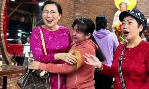 Hai nữ nghệ sĩ về miền Tây, người dân ôm chầm lấy khóc nức nở