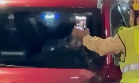 Xử phạt nữ ca sĩ dừng xe giữa đường, thản nhiên hút "bóng cười" trước mặt CSGT